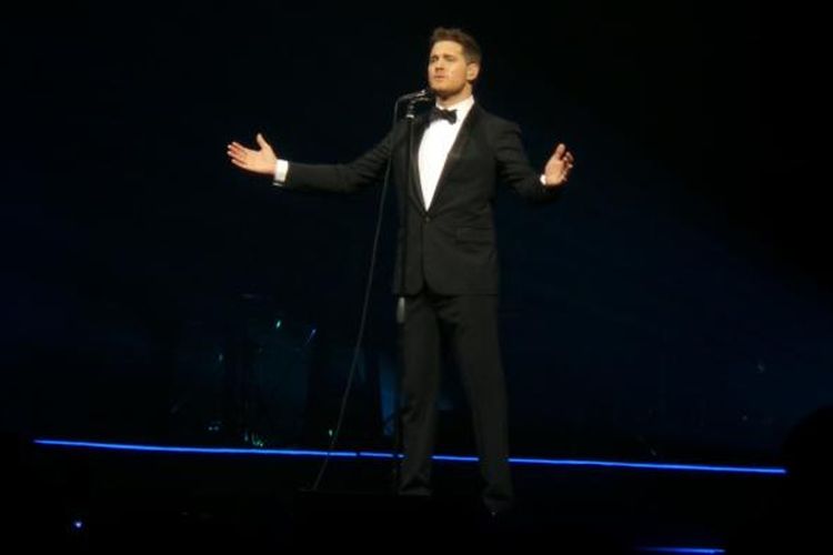 Vokalis, pencipta lagu, dan aktor dari Kanada, Michael Buble (39), menghibur para penggemarnya saat tampil dalam konser Michael Buble Live in Jakarta, di Indonesia Convention Exhibition (ICE) Arena, BSD City, Tangerang, Kamis (29/1/2015) malam.