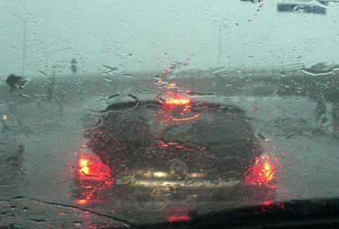 Mulai Musim Hujan, Ingat Batas Aman Mengendarai Mobil di Jalan Banjir