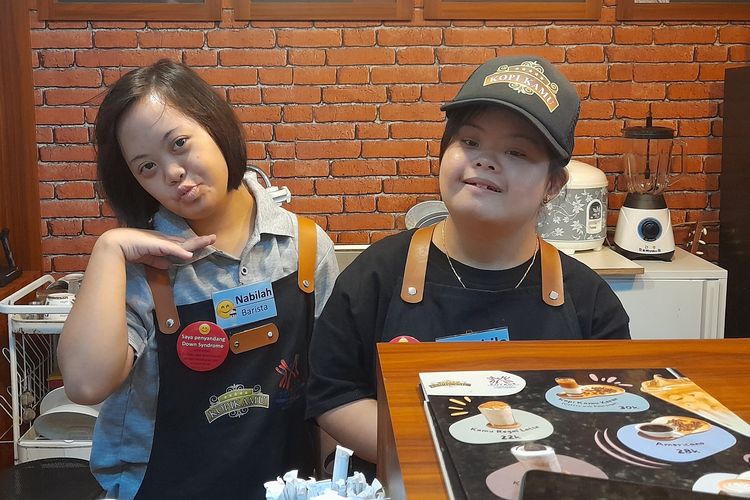 Nabilah dan Nabila, barista berkebutuhan khusus di Kopi Kamu Jakarta Selatan.