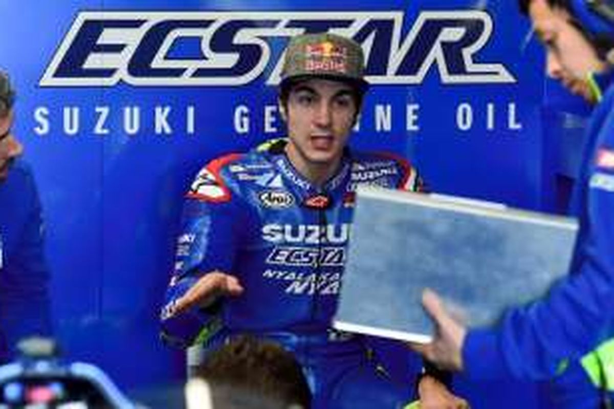 Pebalap Suzuki Ecstar asal Spanyol, Maveick Vinales, berdiskusi dengan tim pada hari kedua tes pramusim di Sirkuit Phillip Island, Australia, 18 Februari 2015.