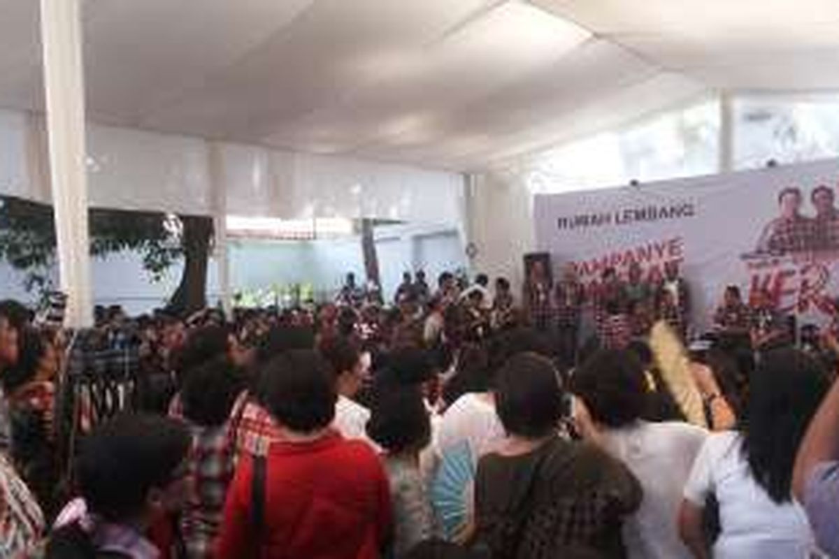 Warga pendukung  calon gubernur DKI Jakarta nomor dua, Basuki 