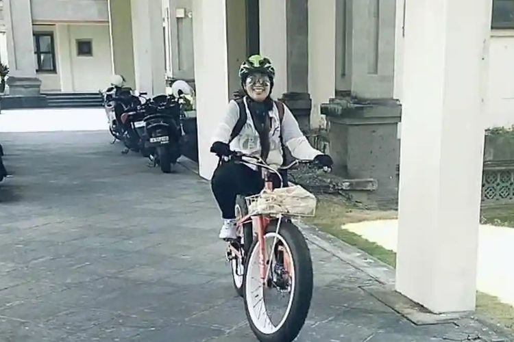 Kehabisan BBM, Pegawai Pemkab Badung Pilih Gowes 15 Km ke Kantor