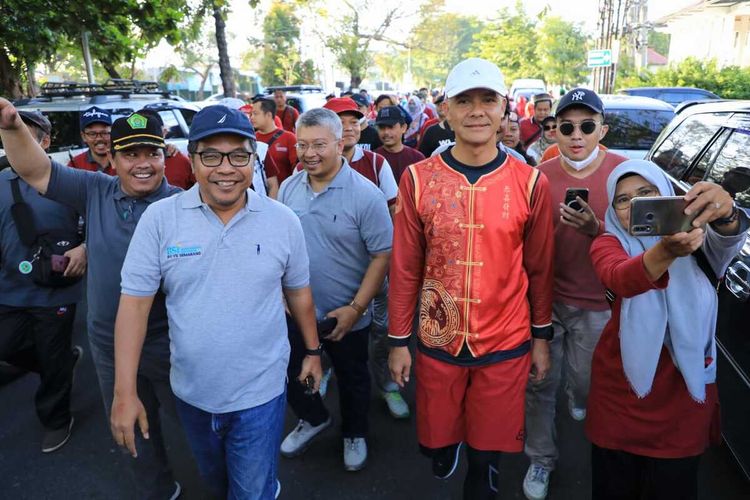 Gubernur Jawa Tengah Ganjar Pranowo mengikuti jalan sehat kerukunan dan deklarasi umat beragama di Kota Semarang, Sabtu (14/1/2023).
