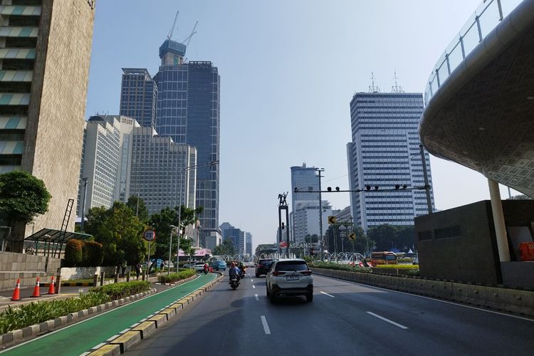 Kawasan Bundaran HI, Jakarta Pusat, terpantau lancar dan lenggang pada Rabu (19/4/2023). (KOMPAS.com/XENA OLIVIA)