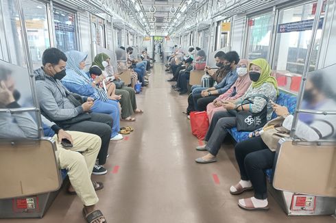 Tanda Jaga Jarak di Kursi Kereta Dicabut, Penumpang dari Stasiun Bekasi Duduk Berdempetan