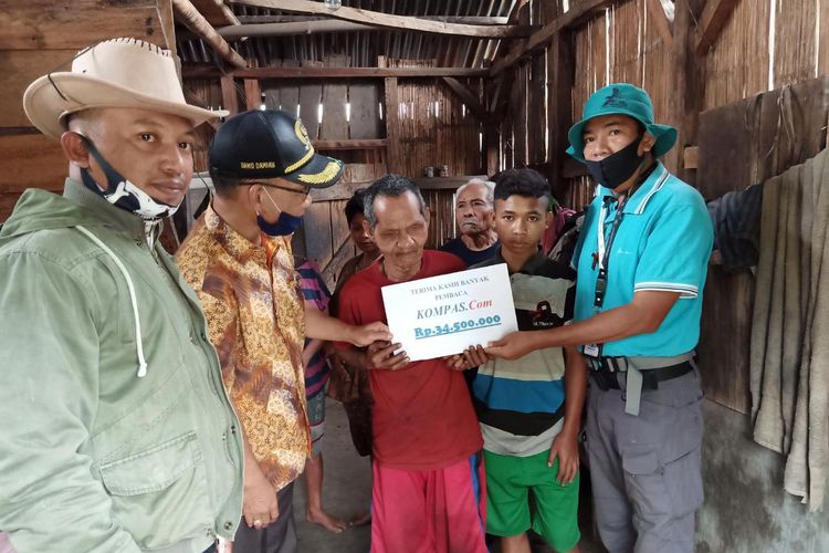 Serahkan donasi dari Pembaca KOMPAS.com, Sabtu, (13/6/2020) kepada Keluarga Martinus Adat di Kampung Nancang Mano, Kelurahan Mandosawu, Kecamatan Pocoranaka, Kabupaten Manggarai Timur, NTT (KOMPAS.com/MARKUS MAKUR)