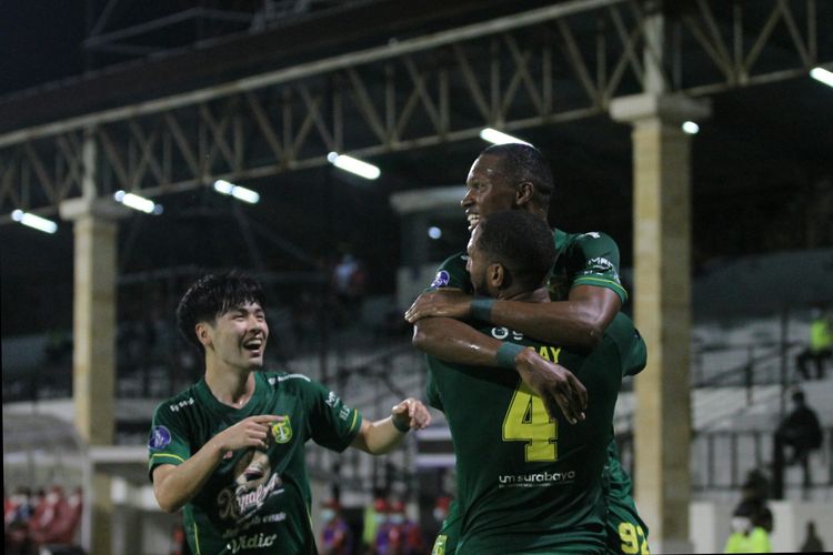 Gelandang Persebaya Surabaya, Arsenio Valpoort, merayakan gol ke gawang Persela Lamongan pada laga lanjutan Liga 1 2021-2022 pada Kamis (10/2/2022) malam WIB.