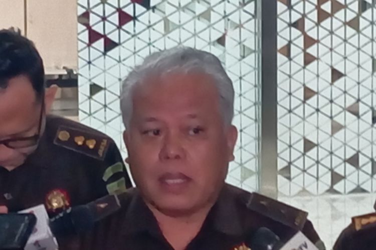 Kepala Pusat Penerangan Hukum (Kapuspenkum) Kejagung, Harli Siregar saat ditemui di lobi Gedung Bundar Jampidsus, Senin (23/6/2025). 