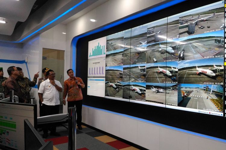 Direktur Utama PT Angkasa Pura 1 (Persero) Faik Fahmi meresmikan Airport Operation Control Center (AOCC) Bandara Sultan Aji Muhammad Sulaiman di Sepinggan, Balikpapan, Jumat (2/3/2018). AOCC ini merupakan yang pertama di Indonesia.