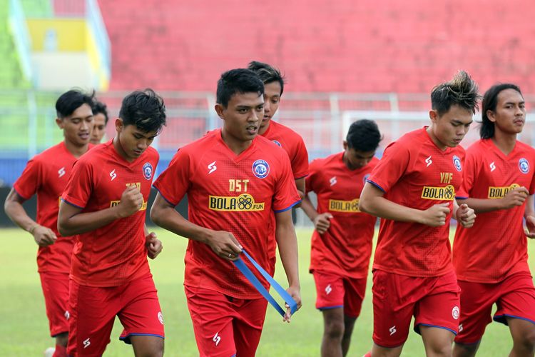 Seusai cidera panjang pemain Arema FC Dedik Setiawan latihan perdana jelang dilanjutkannya kompetisi Liga 1 2020 di Stadion Kanjuruhan Kabupaten Malang, Jawa Timur, Senin (03/08/2020) sore.