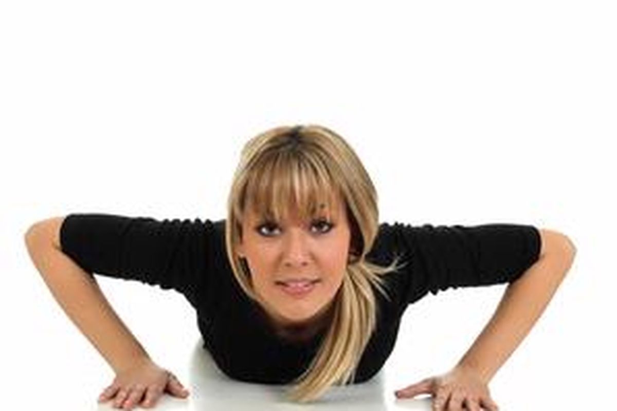 Push up akan memperkuat otot dada.