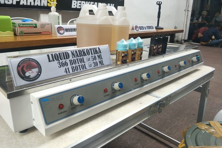 Polisi menyita barang bukti pembuatan cairan liquid vape berbahan sabu-sabu dari penggerebekan rumah kontrakan di Jakarta Barat. 