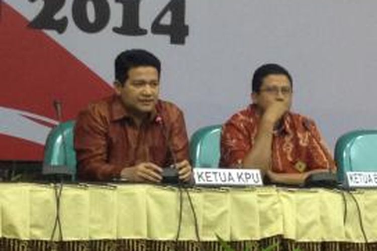 Ketua Komisi Pemilihan Umum (KPU) Husni Kamil Manik dan Ketua Badan Pengawas Pemilu (Bawaslu) Muhammad, di Ruang Sidang Gedung KPU Pusat, Jakarta, Kamis (10/7/2014).