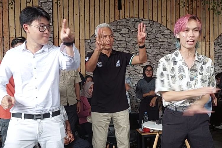 Calon presjden nomor urut 3 Ganjar Pranowo berjoget dengan lagu Mendung Tanpo Udan yang dipopulerkan Ndarboy Genk bersama influencers di Purbalingga, Jawa Tengah, Senin (15/1/2024)