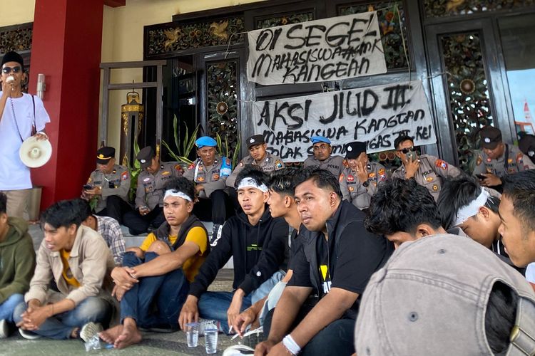 Mahasiswa berorasi dengan latar pintu utama kantor Pemkab Sumenep yang disegel. 