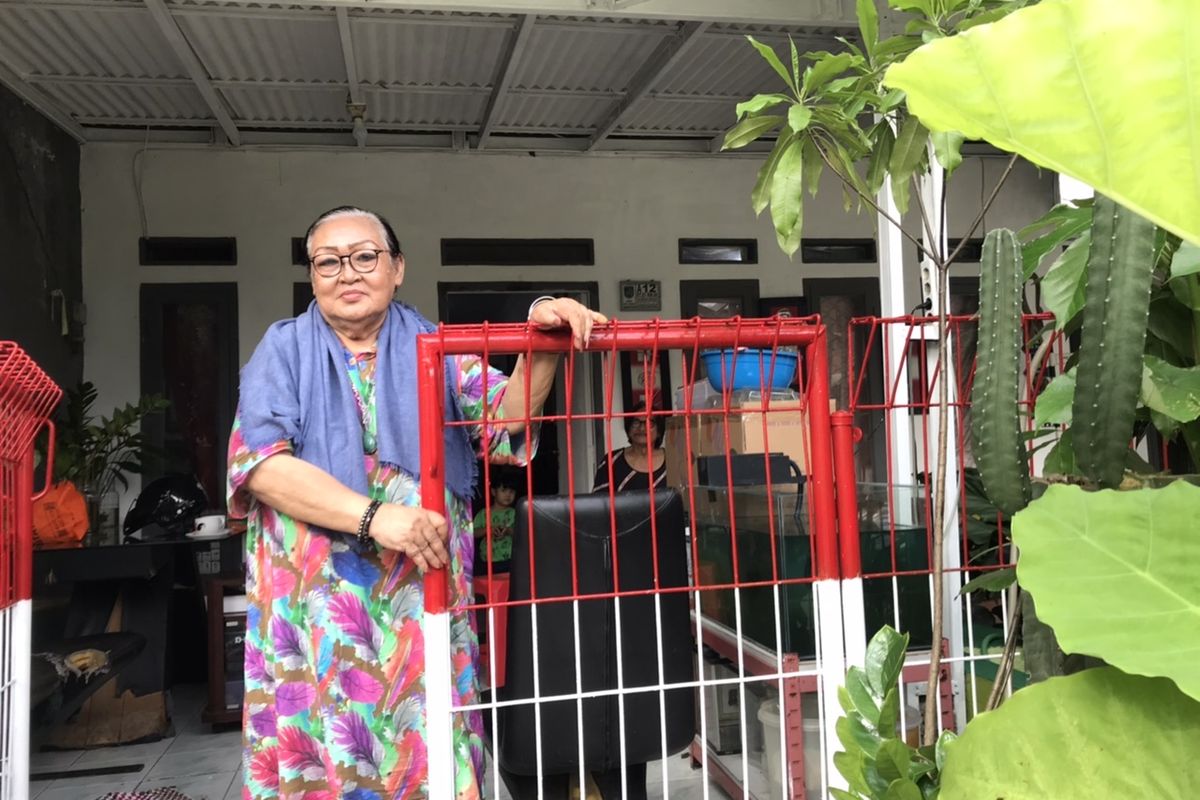 Anak kandung maestro Ismail Marzuki, Rachmi Aziya (71) saat ditemui di rumahnya di kawasan Sawangan, Kota Depok, Jawa Barat pada Rabu (10/11/2021) sore.
