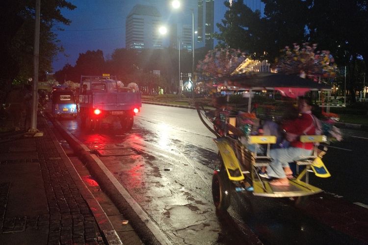 Sejumlah kusir delman diusir petugas Satuan Polisi Pamong Praja (Satpol PP) saat sedang ngetem di sekitar Monas tepat di Jalan Medan Merdeka Selatan, Jakarta, Sabtu (31/12/2022) sore.