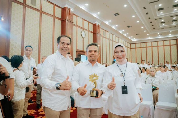 Direktur Utama Bank BJB Terpilih Yusuf Saadudin menerima penghargaan KEJAR Award 2025 kategori Bank Teraktif dalam pelaksanaan Bank Goes to School (BGTS) di Auditorium Dhanapala, Jakarta, Jumat (22/8/2025).