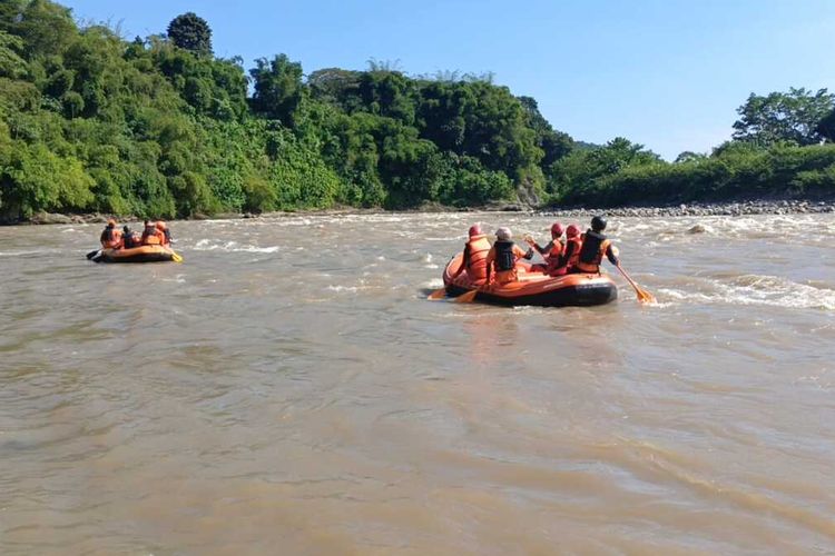 Tim SAR Pagar Alam melakukan pencarian korban hilang terseret arus di Sungai Lematang, Kabupaten Lahat, Sumatera Selatan, Kamis (25/4/2024).