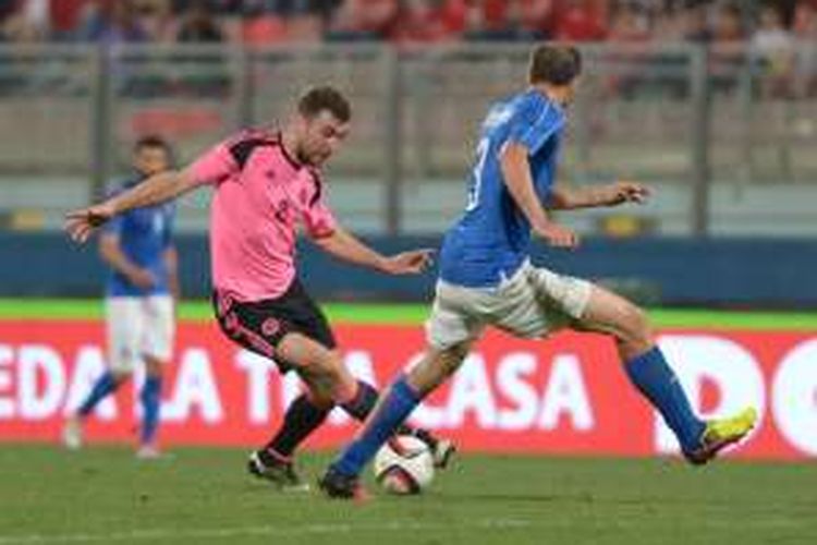 Pemain belakang Italia, Giorgio Chiellini (kanan), menghadang pemain Skotlandia, James McArthur, pada partai uji coba di Stadion National, Malta, 29 Mei 2016.