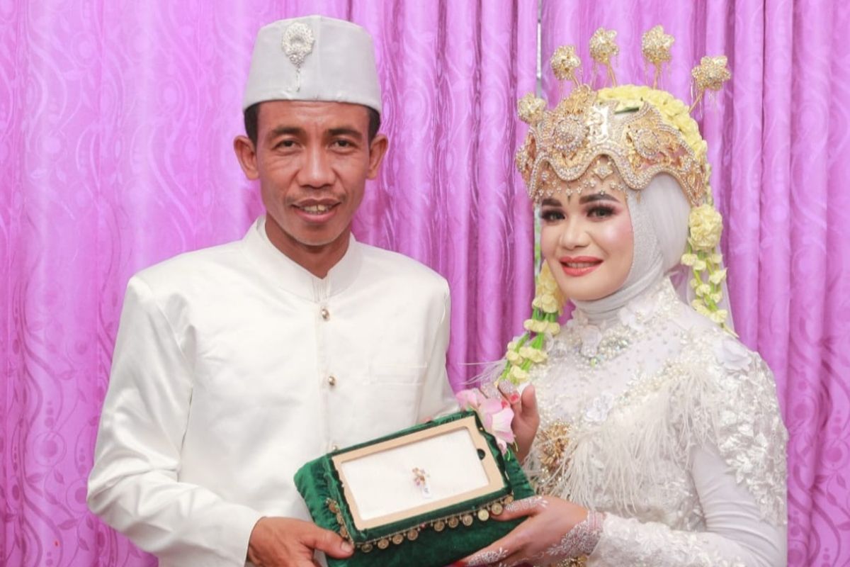 foto pernikahan Sukiman yang mirip Jokowi dengan Rohani