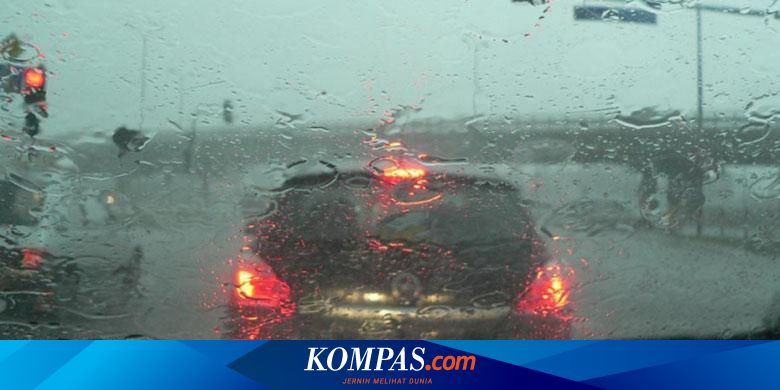 Tips Aman Mengemudi di Tol Saat Hujan Deras