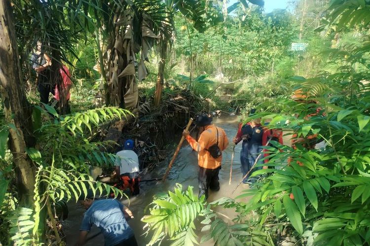 Tim SAR gabungan mencari anak usia 14 tahun hilang terseret arus parit di Kampung Karang Rejo, Kelurahan Pinang Kencana, Kota Tanjungpinang, Kepri, Minggu (7/1/2024). 
