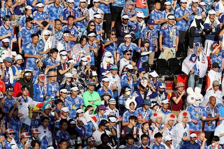 Pendukung Jepang menonton pertandingan sepak bola Grup E Piala Dunia Qatar 2022 antara Jepang dan Kosta Rika di Stadion Ahmad Bin Ali di Al-Rayyan, barat Doha pada 27 November 2022.