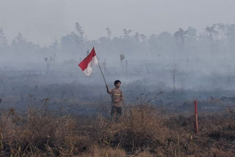Karhutla Palangka Raya Meluas, Petugas Kewalahan Padamkan Api di Lahan Gambut