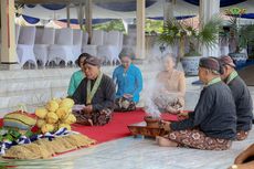 Dua Calon Pengantin Dhaup Ageng Jalani Upacara Adat 