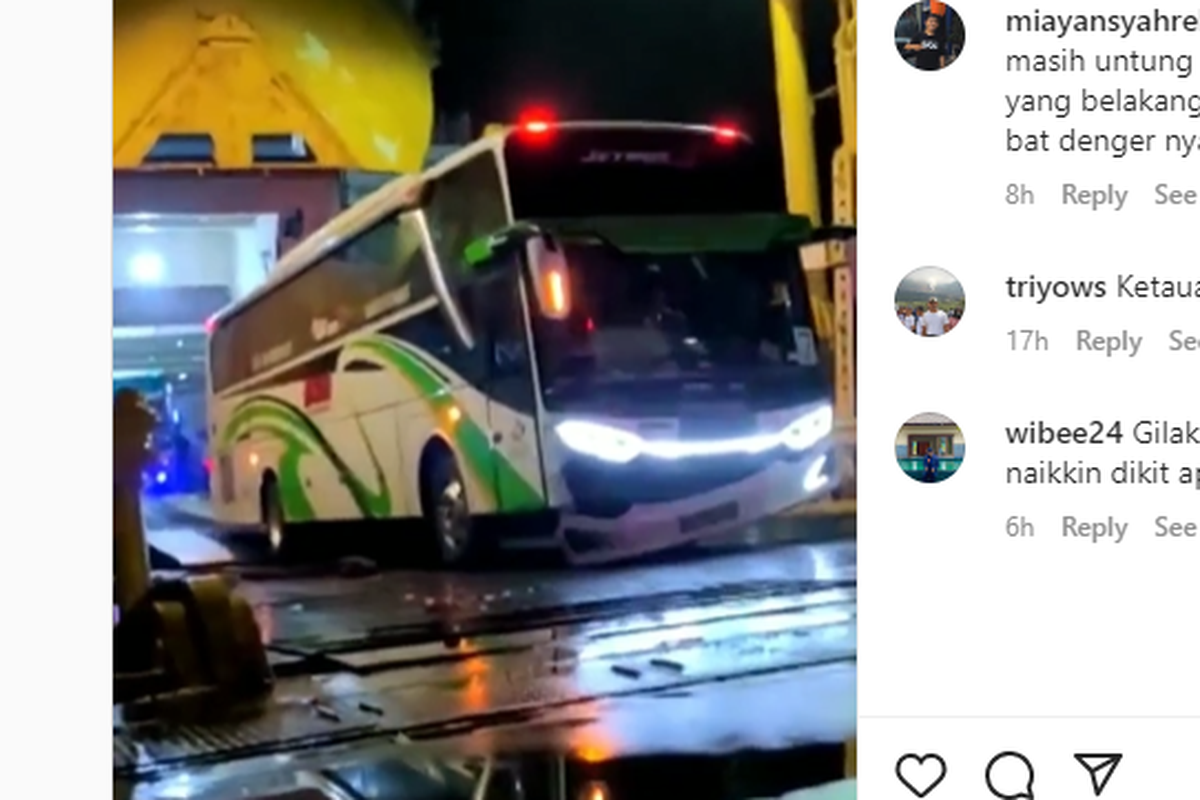 Bus AKAP keluar dari kapal feri