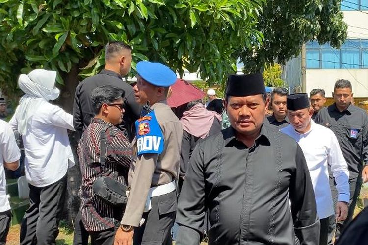 Panglima TNI Yudo Margono hadir di acara pemakaman istri Wakapolri Komjen Gatot Eddy Pramono, Tutik Gatot Eddy, di TPU Joglo, Jakarta Barat, Sabtu (8/4/2023).