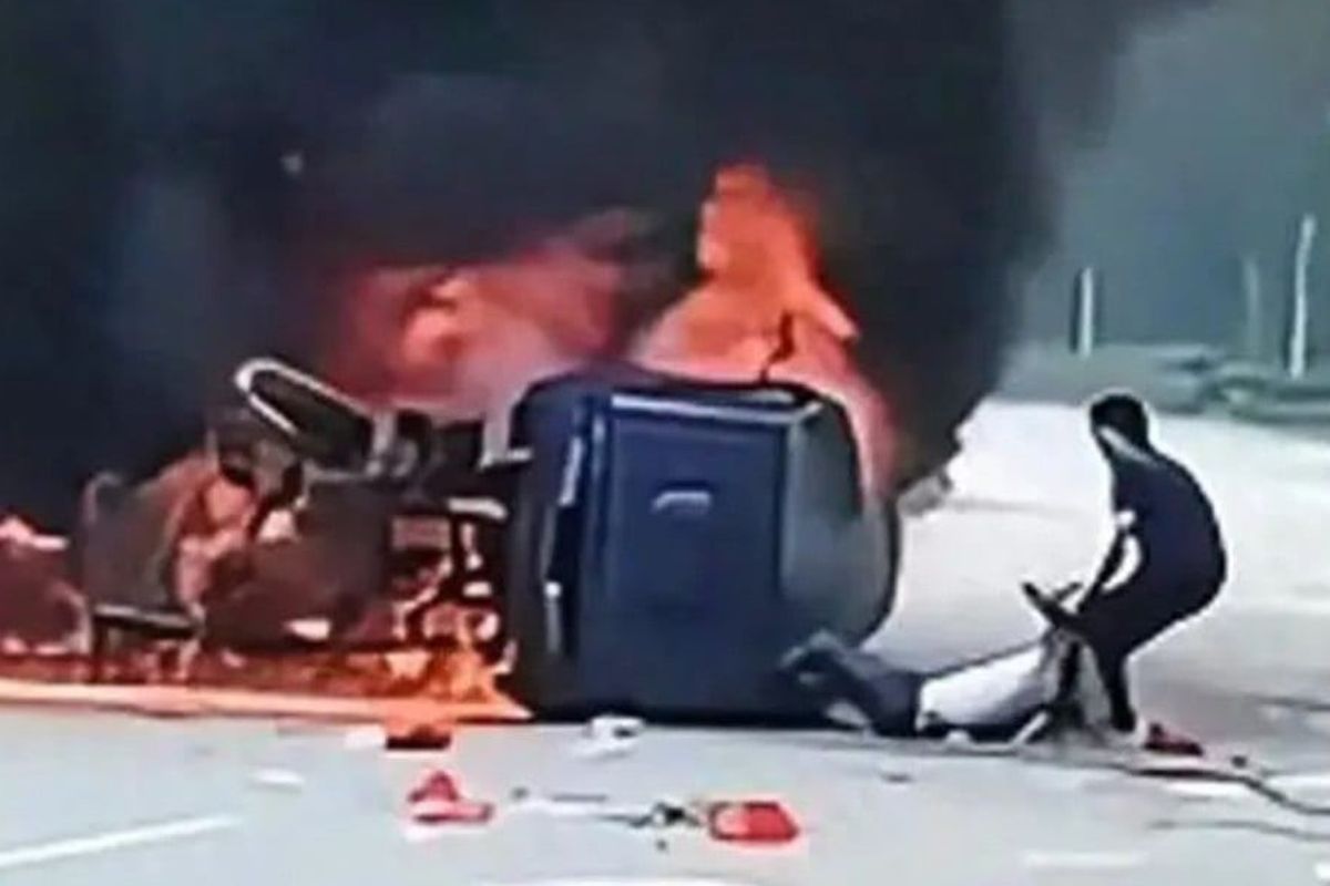 Seorang pria pemberani di China membuka paksa pintu mobil yang terbakar dengan tangan kosong untuk menyelamatkan pengemudi yang terluka beberapa saat sebelum kendaraan itu meledak belum lama ini.