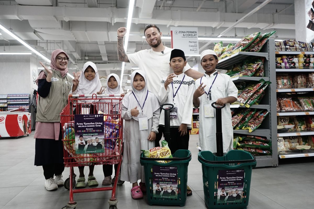 Keseruan program Belanja Bareng Yatim dari Dompet Dhuafa bersama BTS ARMY dan Marc Klok Foundation di Lotte Mart Kuningan City, Jakarta. Sebanyak 70 anak yatim berbelanja untuk kebutuhan Ramadhan dan persiapan jelang lebaran Idulfitri 1446 H.