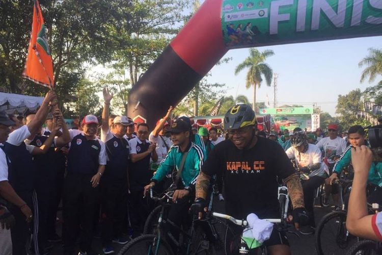  Taman Makam Pahlawan Pancaka Tirta (TMP), Tabanan, pada Minggu (30/9/2018), menjadi lokasi start Sepeda Nusantara 2018 etape Bali.