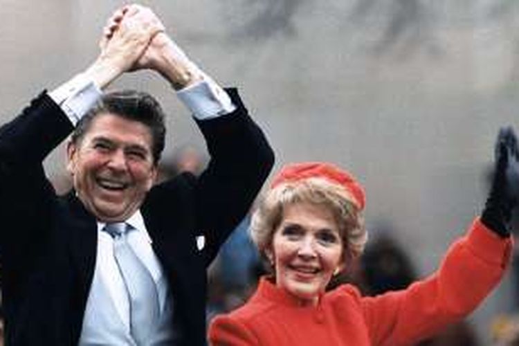 Ronald Reagan dan Nancy Reagen di atas limousin saat pawai pada 20 Januari 1981 setelah terpilih menjadi presiden.