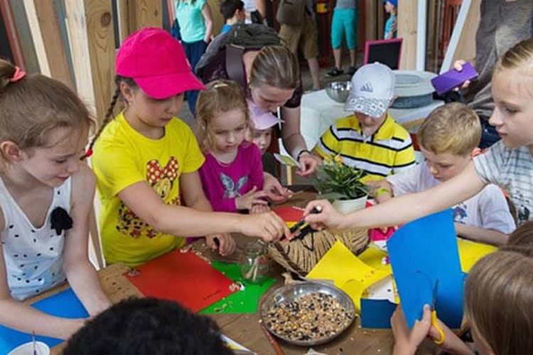 Anak-anak berkebun dan beternak di Urban Farm, Moskow, Rusia. 