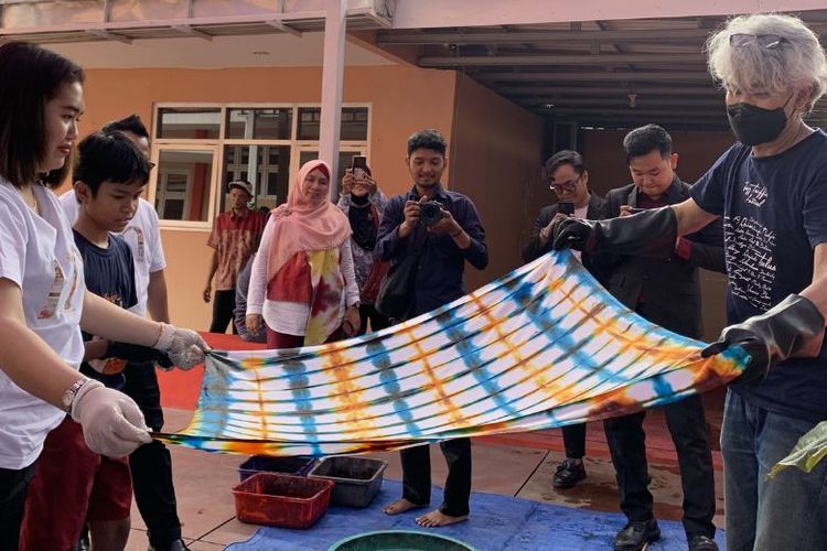 Workshop shibori merupakan bagian dari program Midtown CONNECT. Program ini bertujuan untuk menciptakan ekosistem suportif antara perusahaan dan masyarakat sekitar. 