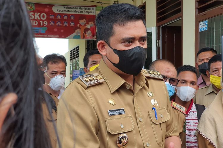 Wali Kota Medan, Bobby Nasution menemukan adanya oknum kepala lingkungan yang melakukan pungli saat sidak di Kantor Lurah Harjo Sari II, Kecamatan Medan Ampla, Medan, Selasa (18/5/2021). (KOMPAS.com/DANIEL PEKUWALI)