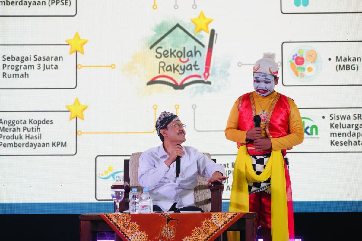 Menteri Sosial (Mensos) Saifullah Yusuf (Gus Ipul) saat mendengar cerita Lana, siswa Sekolah Rakyat Menengah Atas (SRMA) 19 Bantul, dalam kegiatan Konsolidasi Penyelenggaraan Sekolah Rakyat di Bantul, Selasa (9/9/2025).