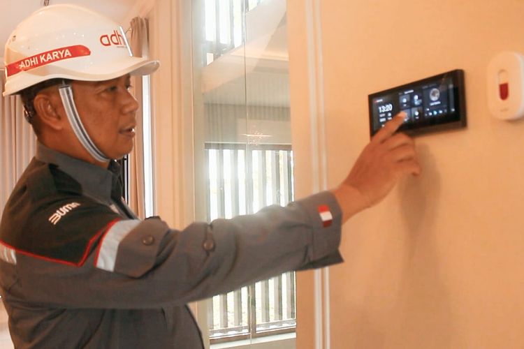 Smart home panel dan punic button yang merepresentasikan kecanggihan teknologi pada Rumah Tapak Jabatan Menteri (RTJM) di Ibu Kota Nusantara (IKN).