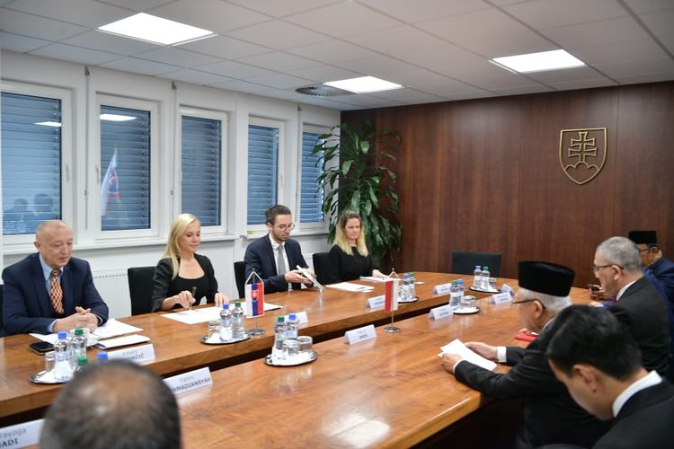 Wakil Presiden Ma'ruf Amin melakukan pertemuan bilateral dengan Wakil Perdana Menteri sekaligus Menteri Uursan Ekonomi Slovakia Denisa Sakova di Bratislava, Slovakia, Senin (27/11/2023).