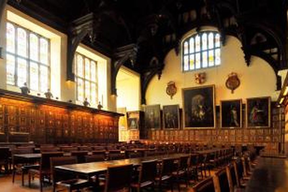 Bangunan kedua merupakan salah satu aula Elizabeth terbaik, yakni Middle Temple Hall. Aula ini terbebas dari serangan api karena perubahan arah angin.