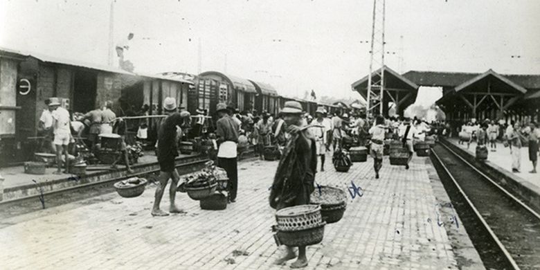 Kesibukan Stasiun Manggarai pada tahun 1951