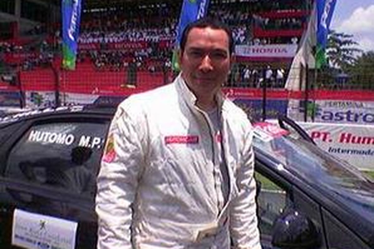 Tommy Soeharto saat hendak mencoba balapan di sirkuit Sentul, Minggu (6/4/2008).