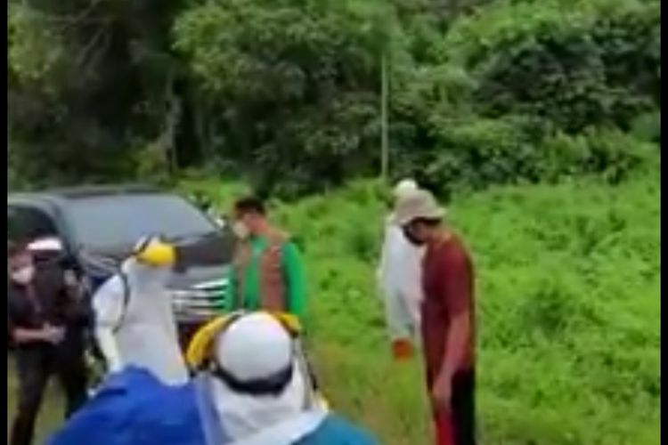 Bupati Konawe Utara Ruksamin baju hijau pakai topi bersama tim medis menjemput UN, PDP di kebun miliknya. UN sebelumnya kabur dari RS Bahteramas Sultra