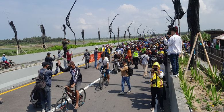 Masyarakat antusias melewati Jembatan Pandansimo yang menghubungkan kawasan pesisir selatan Yogyakarta resmi dibuka untuk umum.