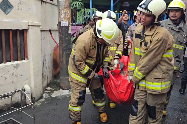 Kebakaran Rumah Tewaskan Sekeluarga di Jakbar Diduga akibat Percikan Api Tiang Listrik