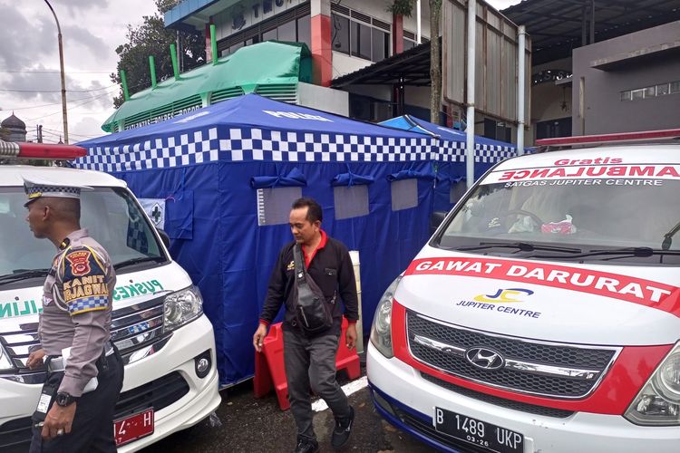 Mobil ambulans berstiker Partai Nasdem melawan arus lalu lintas di Jalur Puncak Bogor, Jawa Barat, Jumat (23/12/2022).