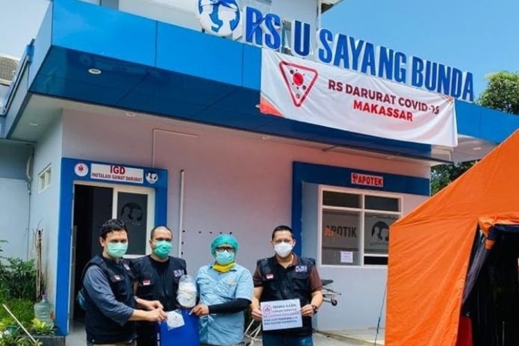 Penyerahan bantuan APD kepada relawan penanganan Covid 19 di posko di Rumah Sakit Sayang Bunda Makassar yang jadi posko relawan bulan Maret 2020.